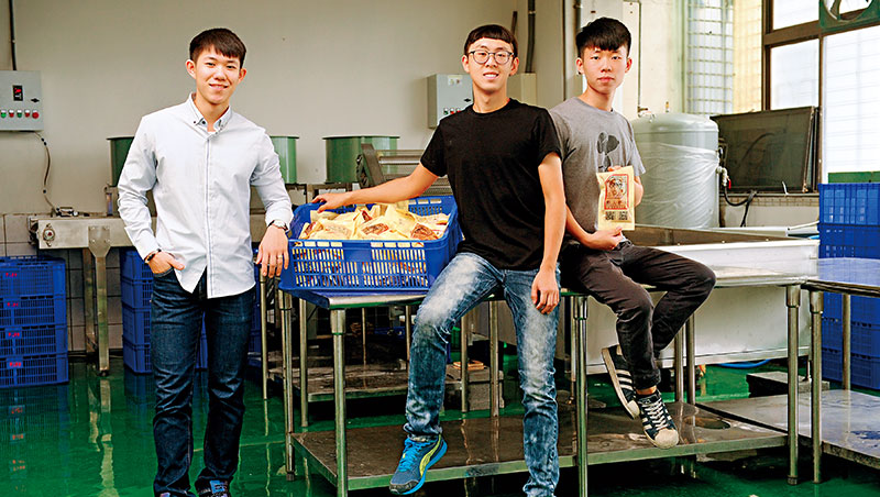 高銘辰（中）等3人創辦雞胸肉網路品牌「野人舒食」，讓一間10萬元起家的小公司，做到年營收破億。